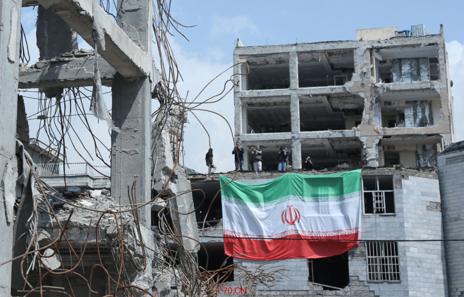 △4月20日，在伊朗首都德黑兰，伊朗国旗悬挂在遭美以空袭严重损毁的居民区建筑物上。